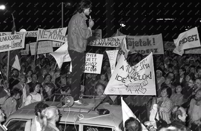 Tüntetés - Demonstráció a munkásőrség feloszlatásáért 