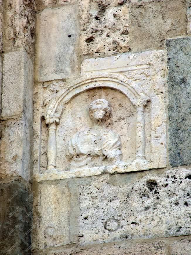 Történelmi emlék - Római sírkő a győri székesegyház fal