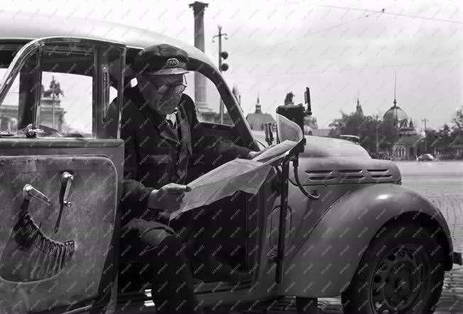 Életkép - Futó Sándor újságot olvas taxi gépkocsijában