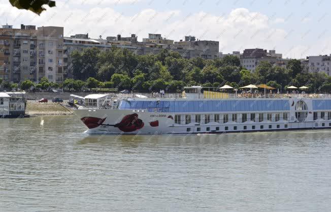 Idegenforgalom - Budapest - Üdülőhajó a Dunán