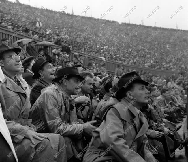 A szerző válogatása - A Népstadion lelátóján