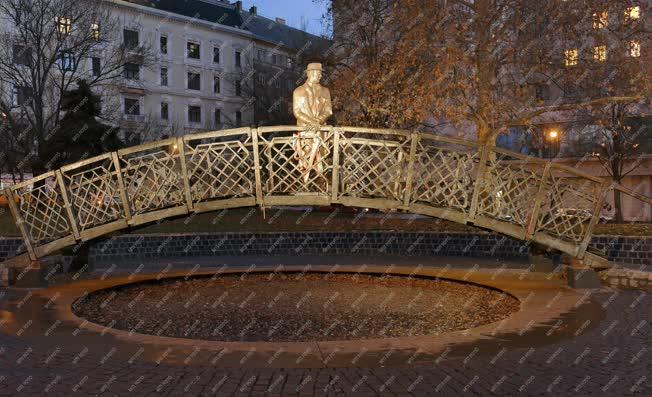 Köztéri emlékmű - Budapest - Nagy Imre szobra a Jászai Mari téren
