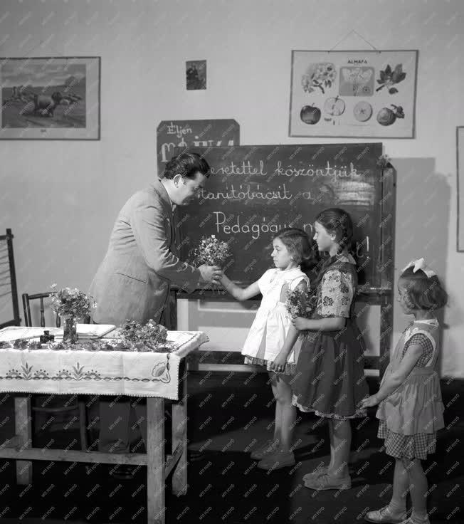 Oktatás - Pedagógusnap a nádudvari tanyasi iskolában