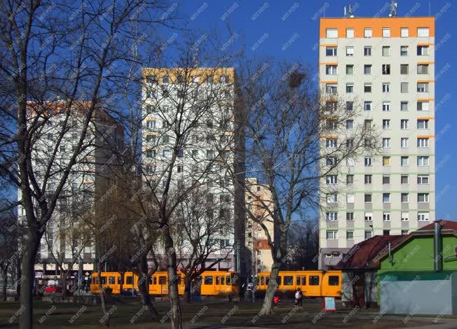 Városkép - Budapest - Felújított lakóépületek Újpalotán