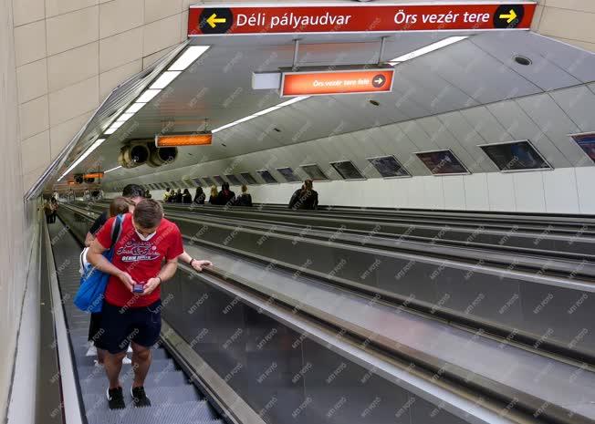 Közlekedés - Budapest - Maszkot viselő utasok a metróban