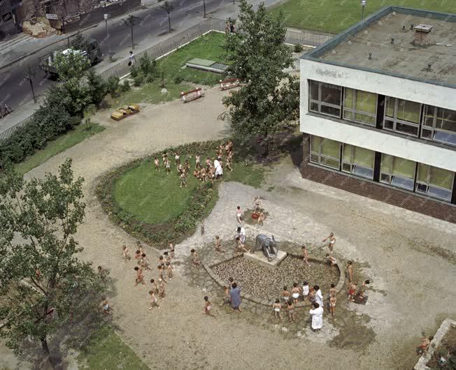 Oktatás - Kultúra - Elefánt szobor a lágymányosi óvoda parkjában