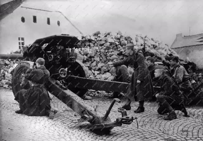Történelem - II. világháború - Szovjet csapatok Egerben