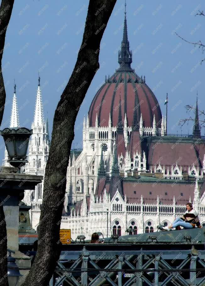 Városkép - Budapest - Külföldi turista a Lánchídon