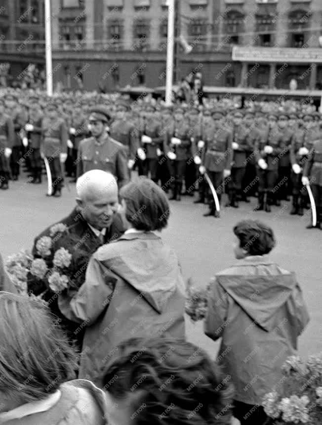 Külpolitika - Hruscsov fogadása a Keleti pályaudvaron