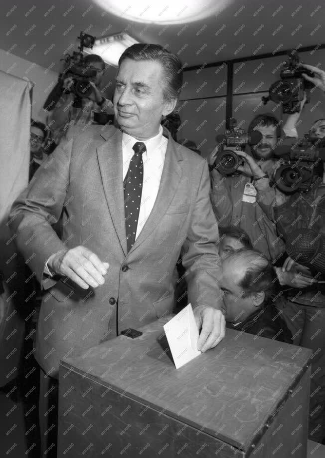 Választás - Az 1990. évi választások - Antall József leadja szavazatát