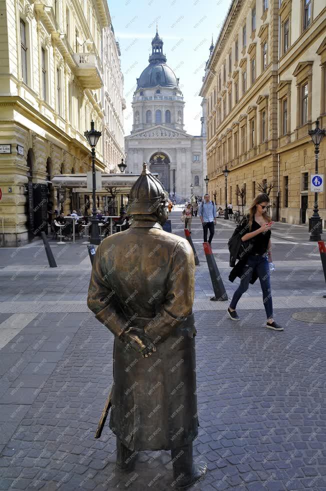 Városkép - Budapest - Rendőr szobor a belvárosban