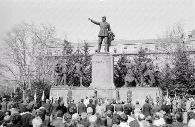 Koszorúzás - Koszorúzási ünnepség a Kossuth téren