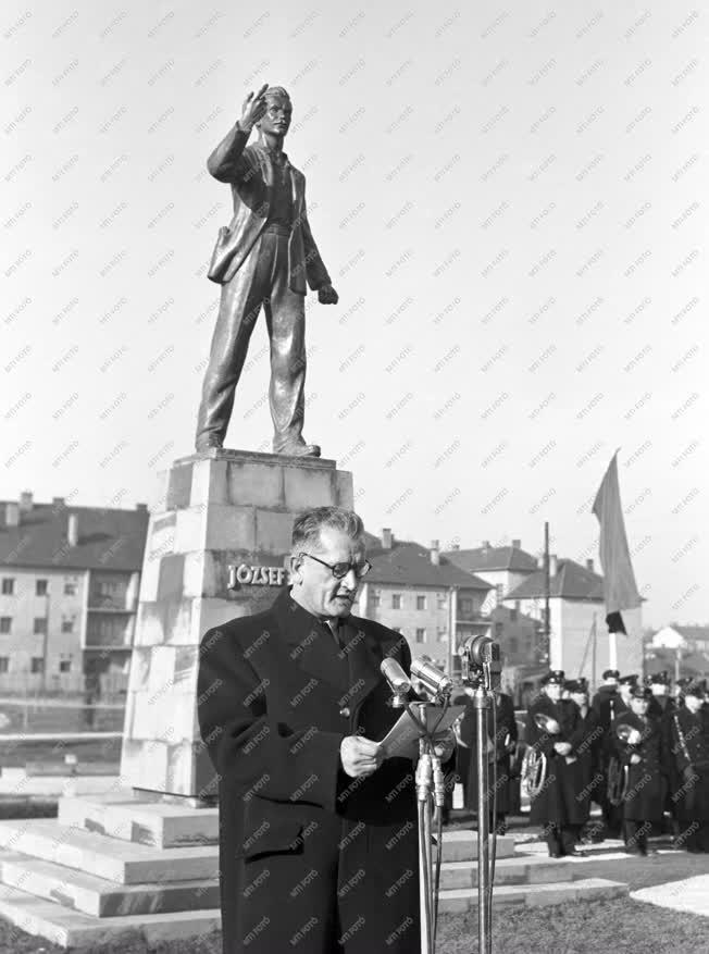 Kultúra - Szoboravatás - József Attila-szobor a XIII. kerületben