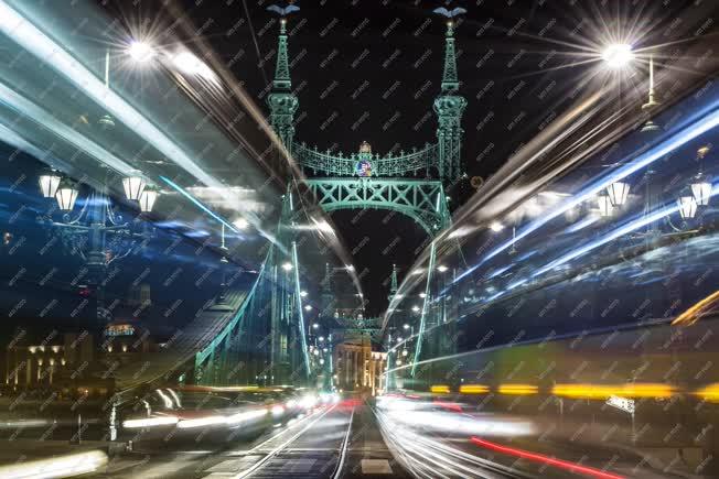 Közlekedés - Budapest - Villamosok a Szabadság hídon
