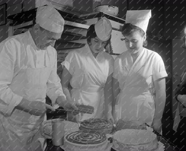 Gasztronómia - Külföldi szakácsok tanulnak a debreceni pályaudvar éttermében