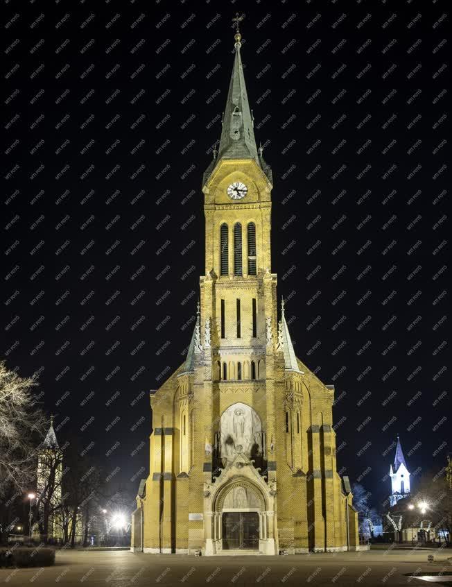 Városkép - Egyház - Budapest - Kispest Templom tér esti kivilágításban