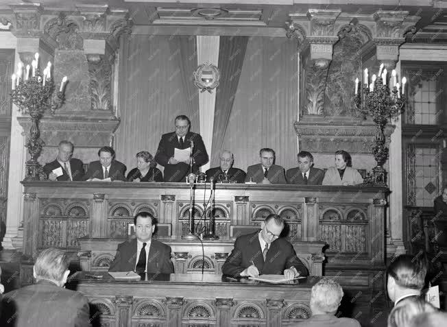 Belpolitika - A Fővárosi Tanács alakuló ülése