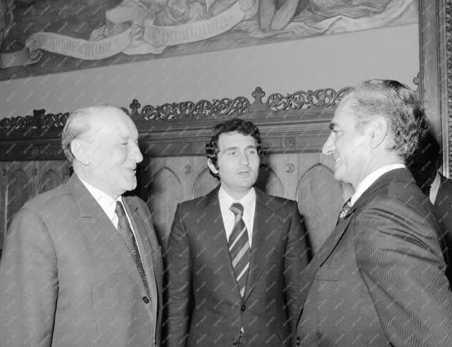 Külkapcsolat - Kádár János és Reza Pahlavi a Parlamentben
