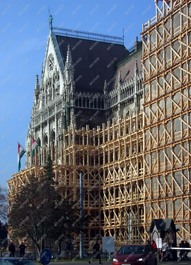 Középület - Folytatódik a Parlament felújítása