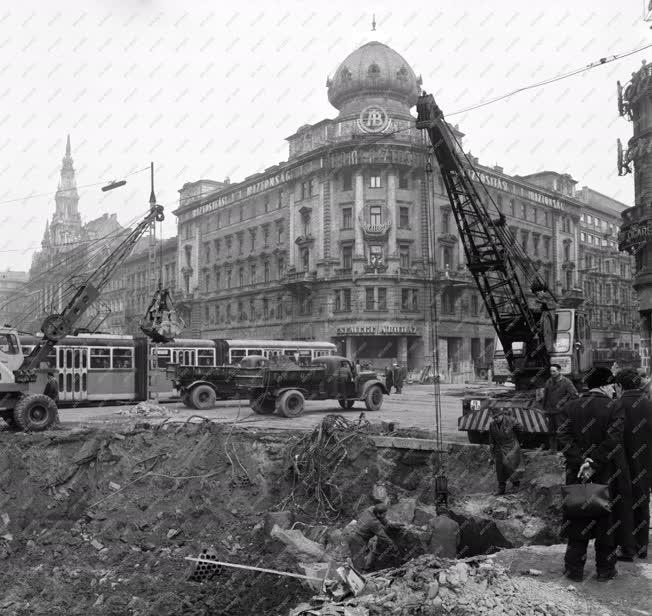 Településfejlesztés - Budapest - Gyalogos aluljáró épül az EMKÉ-nél