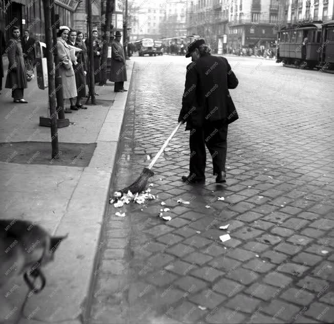 Munka - Budapesti utcaseprő takarít