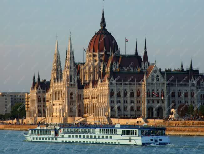 Városkép - Budapest - Dunai panoráma a Parlamenttel