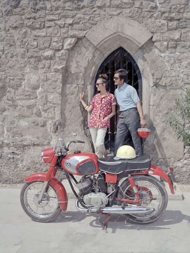 Városkép-életkép - Reklám - Fiatal pár Pannónia motorral