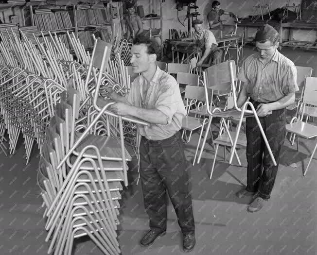 Ipar - Bútorgyártás - Új iskolai székek pakolása