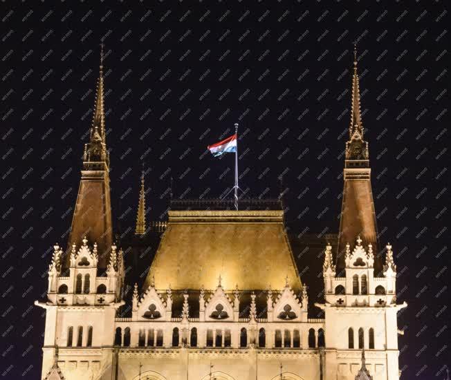 Városkép - Budapest - Országház esti kivilágításban