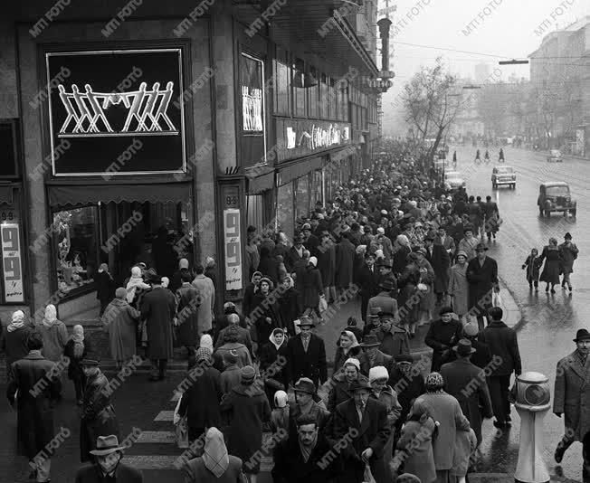 A szerző válogatása - Aranyvasárnapi forgalom