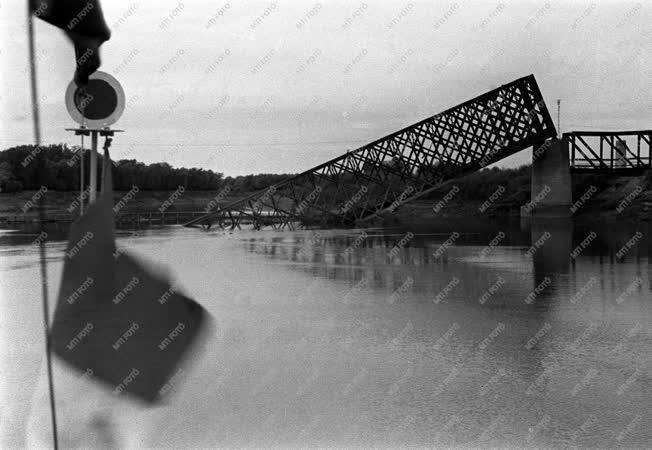 Történelem - Lebombázott Tisza-híd Szegeden