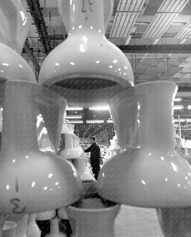 Ipar - Szanitergyártás az Alföldi Porcelángyárban