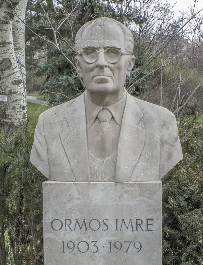 Köztéri szobor - Budapest - Ormos Imre 