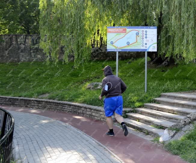 Sport - Budapest - Futó a Feneketlen-tónál