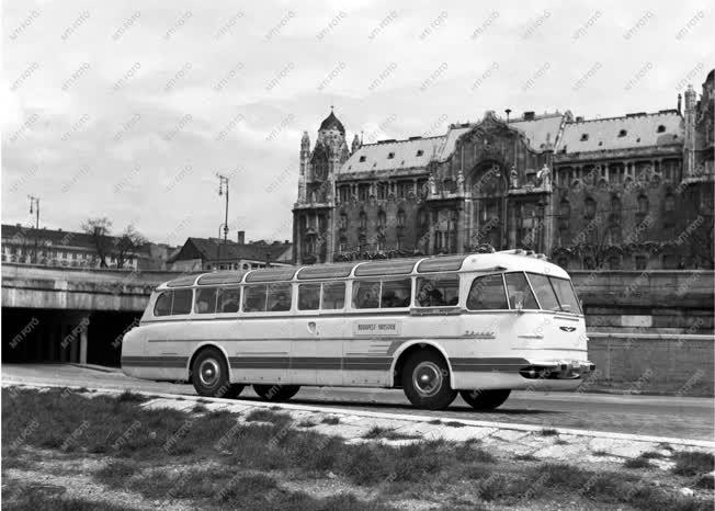 Közlekedés - Új típusú Ikarus autóbusz Budapesten