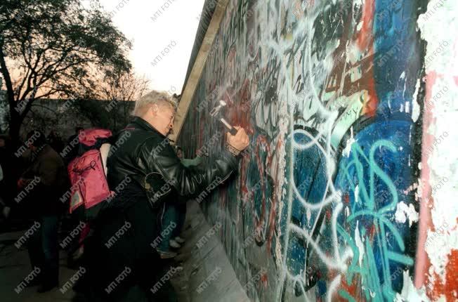 Leomlott a berlini fal