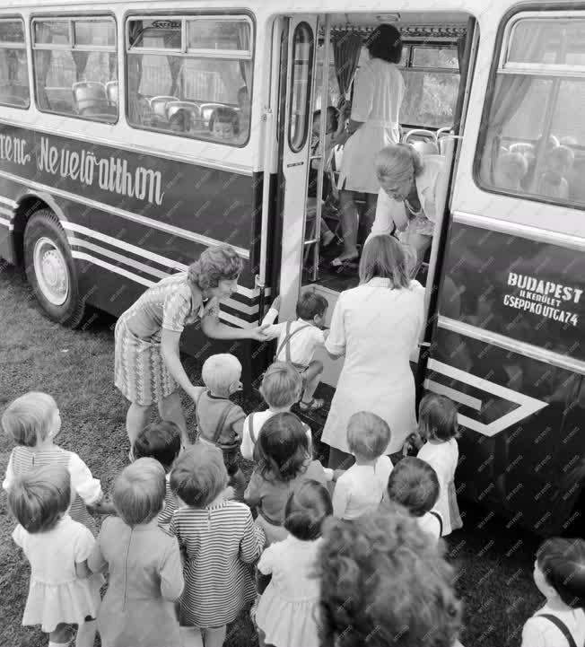 Szociálpolitika - Ajándék autóbusz a nevelőotthonnak