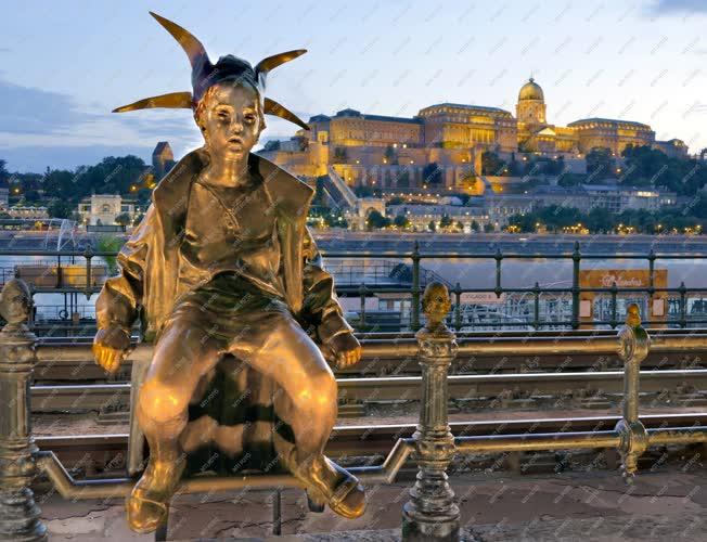 Városkép - Budapest - A Kiskirálylány szobra a Duna-korzón
