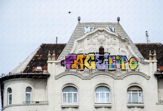 Városkép - Utcaművészet - Budapest - Graffiti egy Boráros téri épületen