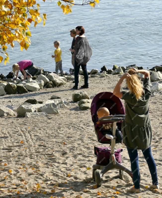 Szabadidő - Budapest - Pihenő fővárosiak a Duna-parton