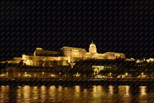 Városkép - Budapest - A Budai Vár esti kivilágításban