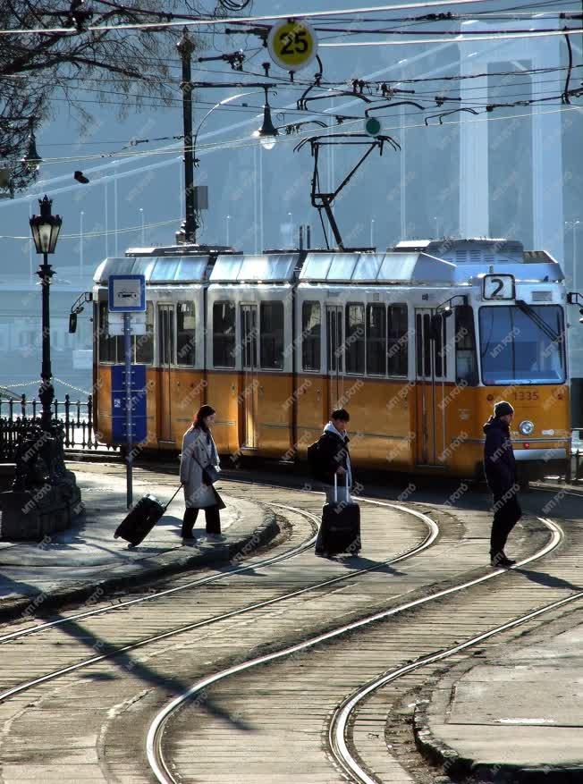 Idegenforgalom - Budapest - Turisták az Eötvös téren