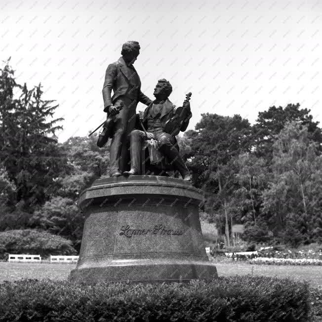 Kultúra - Városkép - Lanner-Strauss emlékmű Baden bei Wien-ben