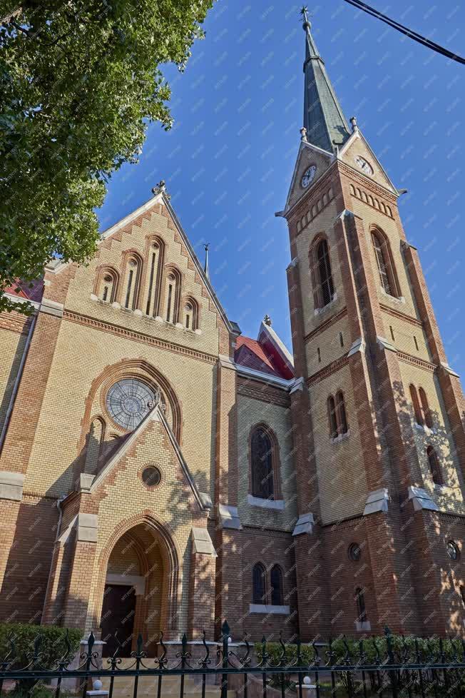 Egyház - Budapest - Kőbányai Református Egyházközség temploma