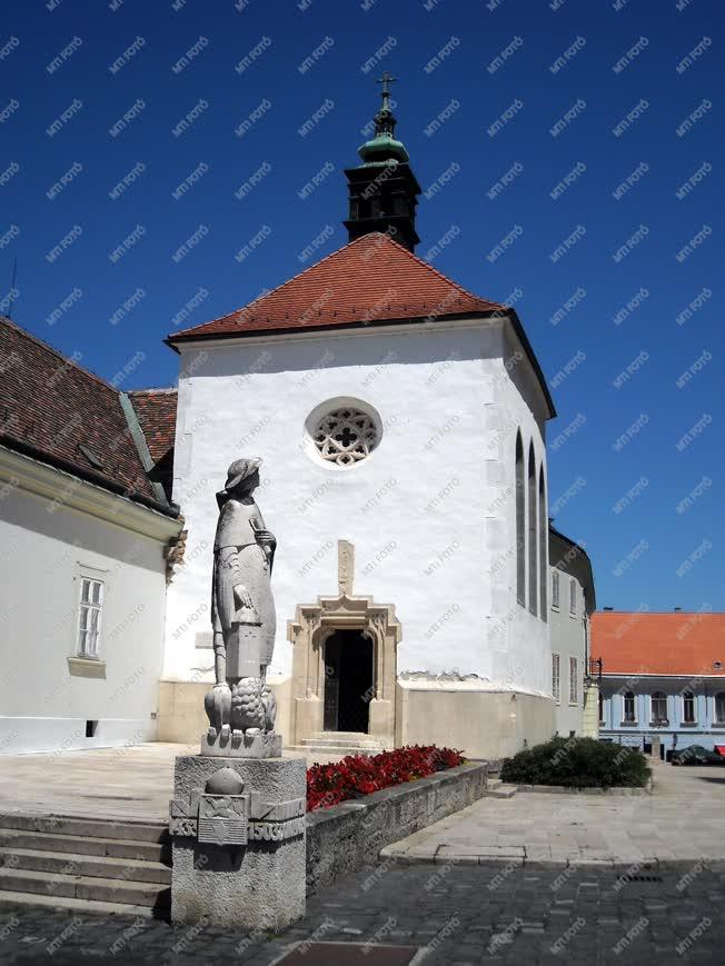 Székesfehérvár - Műemlék kápolna és köztéri szobor
