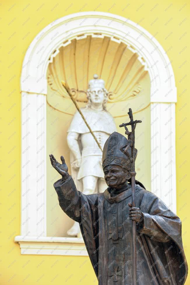Kultúra - Egyház - II. János Pál pápa szobra Debrecenben