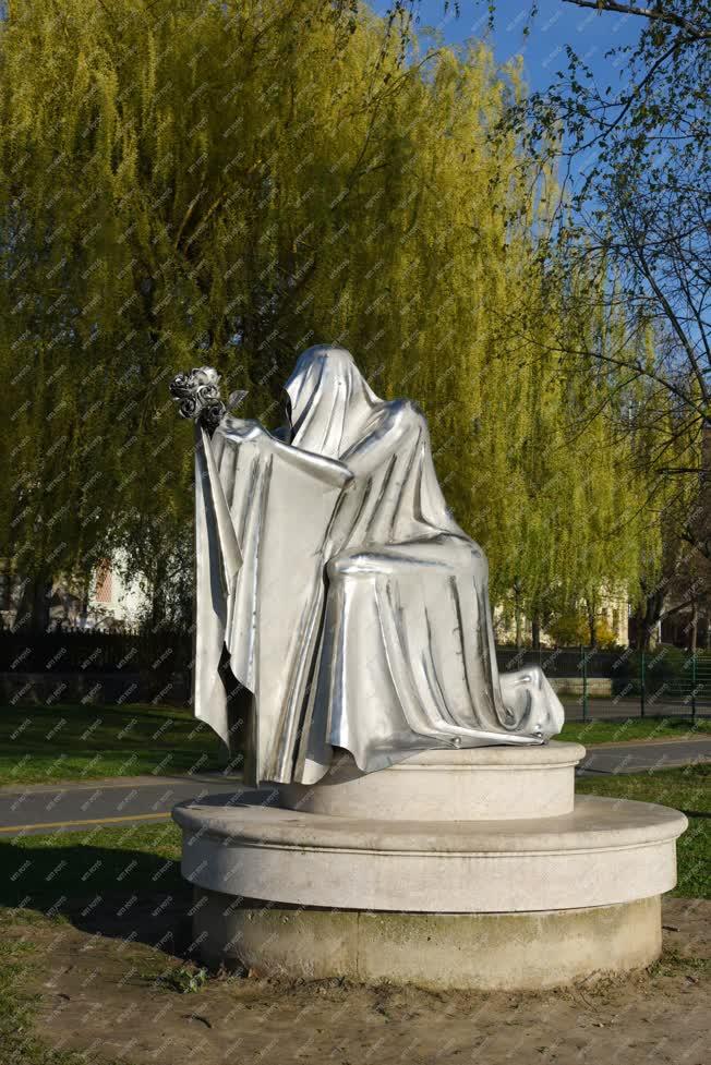 Városkép - Vác - Szent Erzsébet szobor