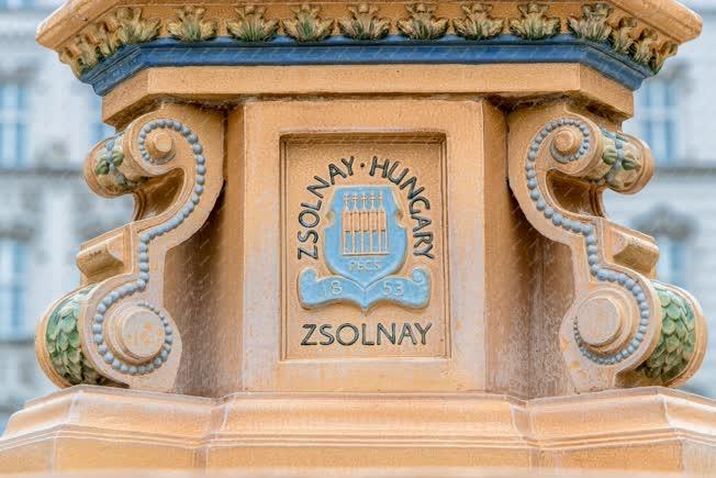 Városkép - Budapest - Zsolnay díszkút a József nádor téren 