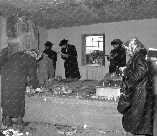Vallás - Zarándoklat Schenier rabbi sírjához