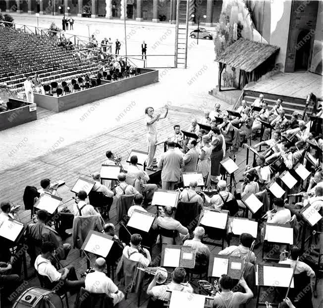 Kultúra - Zene - Kodály Zoltán vezényel Szegeden